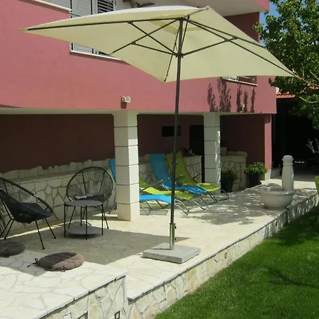 Schoene In Kastel Sucurac Mit Gruenem Garten Und Schoener Aussicht Kaštela