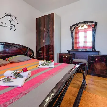 Appartamento Schoene In Kastel Sucurac Mit Gruenem Garten Und Schoener Aussicht *